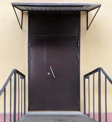 Уличная дверь с фрамугой