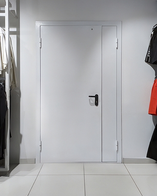 Дверь в магазине одежды Дверь в магазине одежды