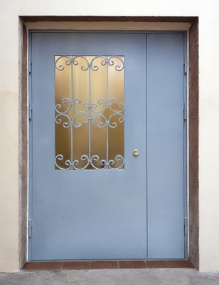 Дверь со сварной решеткой и стеклом