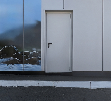 Дверь в магазине по продаже воды