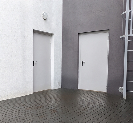 Двери в жилом комплексе