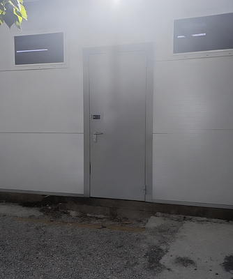 Дверь в служебное помещение