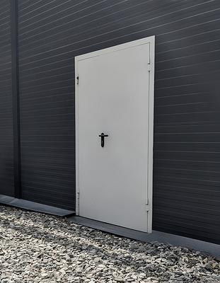 Дверь на уличном выходе