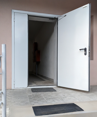 Дверь на входе в МКД Дверь на входе в МКД