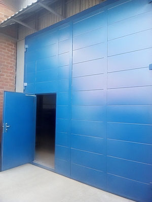 Синие секционные ворота