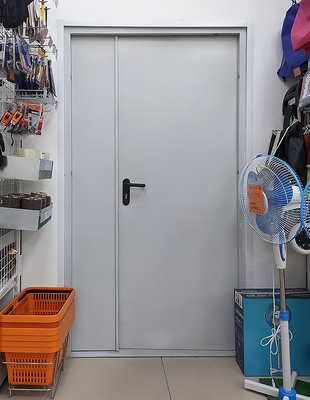 Дверь в магазине Дверь в магазине