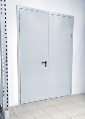 В служебное помещение гипермаркета В служебное помещение гипермаркета