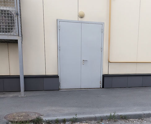 На запасном выходе из магазина На запасном выходе из магазина