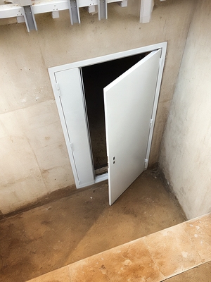 Белая техническая дверь