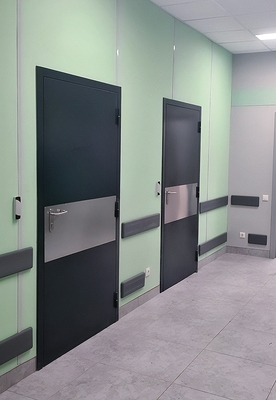 Двери с отбойниками