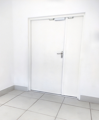 Белая дверь с системой СКУД