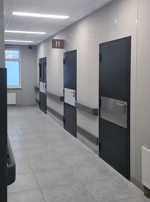 Двери с отбойниками