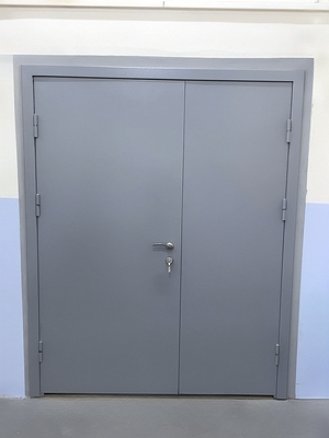 Дверь серого цвета