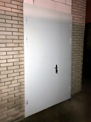 Полуторная дверь, вид снаружи