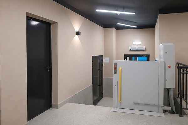 Дверь в жилом комплексе