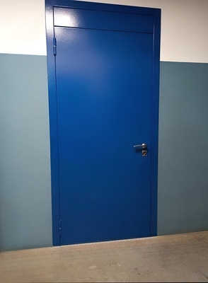 Синяя техническая дверь