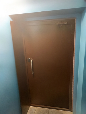 Дверь с ручкой-скобой Дверь с ручкой-скобой