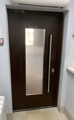 Дверь со стеклом и отбойником