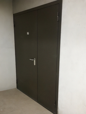 Дверь в офисном здании Дверь в офисном здании