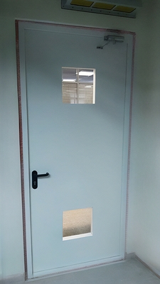 Дверь с отверстиями под стыковочные узлы