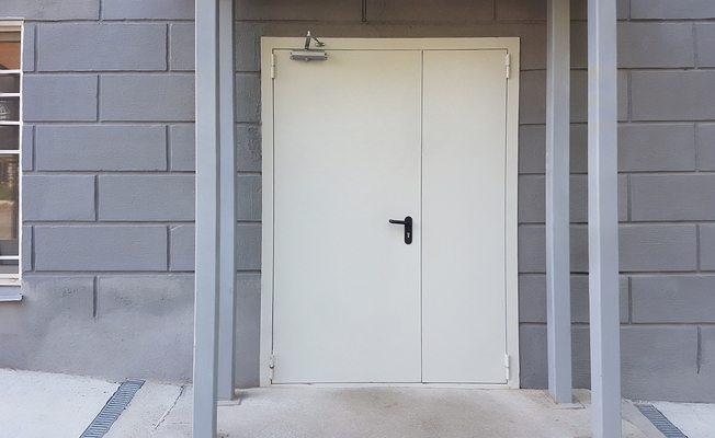 Уличная дверь с доводчиком Уличная дверь с доводчиком