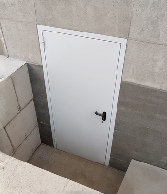 Дверь в подвальное помещение