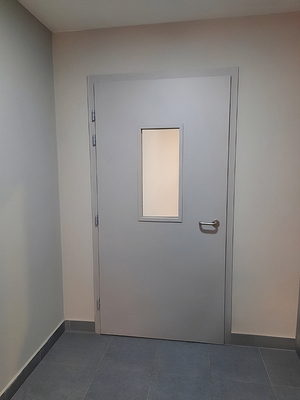 Дверь с остеклением Дверь с остеклением