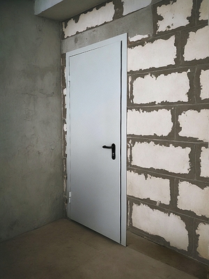 Дверь в строящемся здании