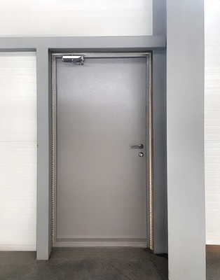 Металлическая серая дверь Металлическая серая дверь