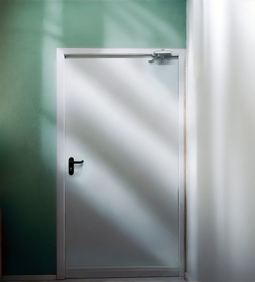 Дверь с доводчиком