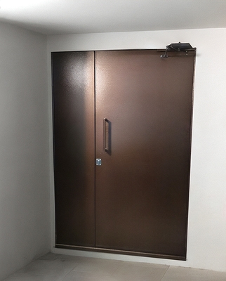 Полуторная коричневая дверь