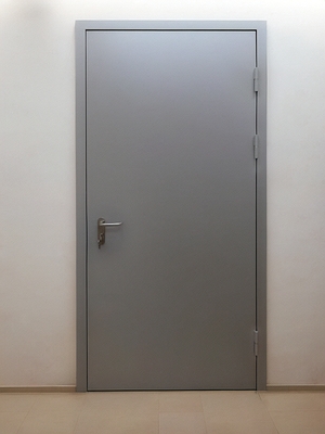 Серая глухая дверь