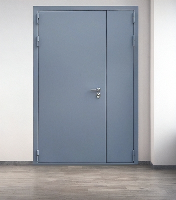 Серая полуторная дверь