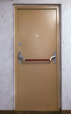 Дверь с ручкой-перекладиной