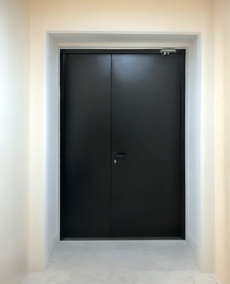 Черная противопожарная дверь Черная противопожарная дверь