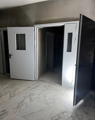 Дверь с остеклением Дверь с остеклением