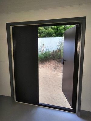 Коричневая огнеупорная дверь Коричневая огнеупорная дверь