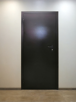 Дверь коричневого цвета