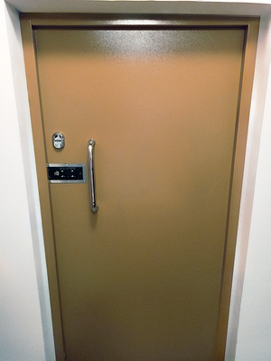 Дверь с кодовым замком и ручкой-скобой Дверь с кодовым замком и ручкой-скобой