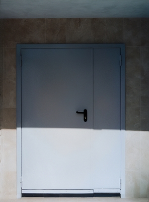 Серая полуторная дверь ei-60