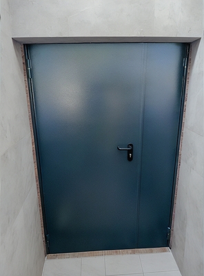 Дверь полуторной конструкции