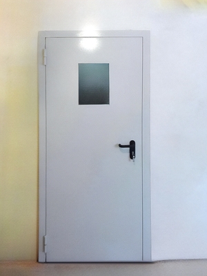 Дверь с небольшим окном Дверь с небольшим окном