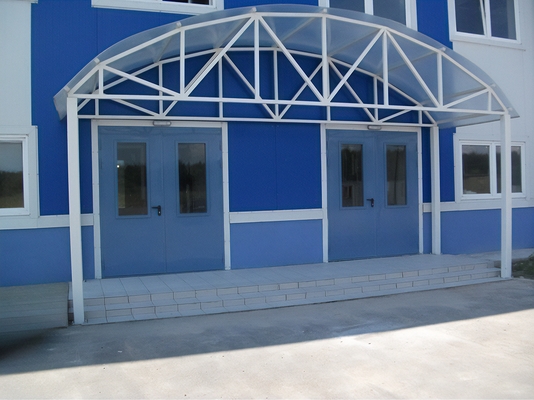 Двери в спорткомплексе