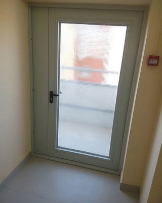 Дверь на переходном балконе