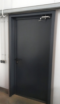 Черная дверь с доводчиком Черная дверь с доводчиком