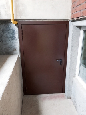 Коричневая дверь в подвал МКД