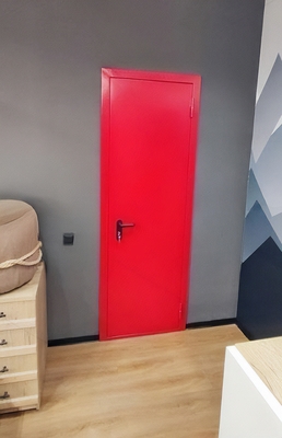 Узкая красная дверь