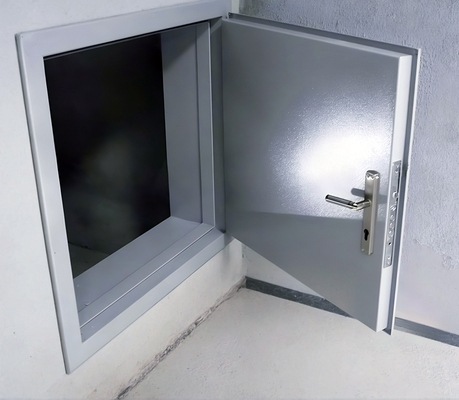 Серый стальной люк