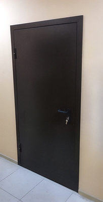 Темно-коричневая дверь