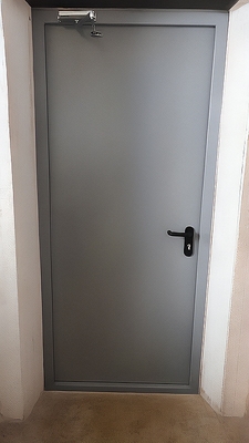 Серая дверь с доводчиком
